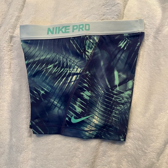 Nike Pro shorts (M) - Picture 9 of 10